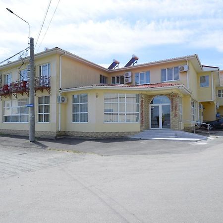 Hotel Intim コスティネシュティ エクステリア 写真