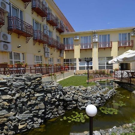 Hotel Intim コスティネシュティ エクステリア 写真
