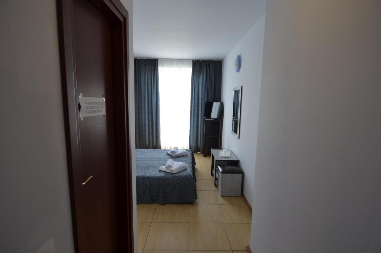Hotel Intim コスティネシュティ エクステリア 写真