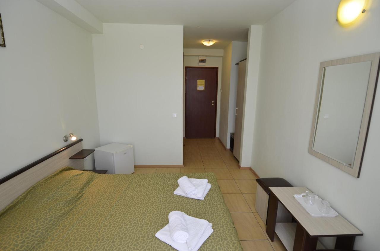 Hotel Intim コスティネシュティ エクステリア 写真