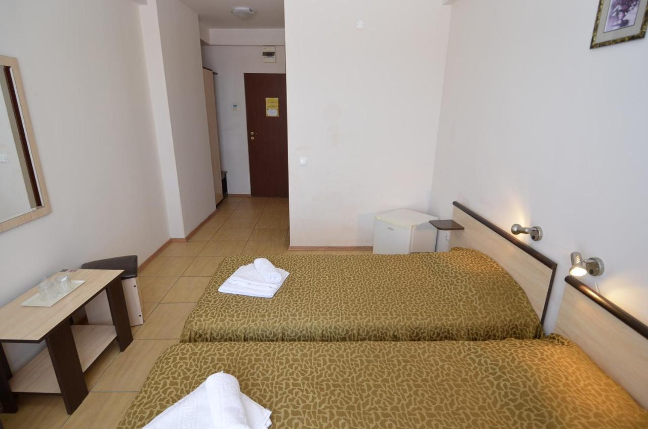 Hotel Intim コスティネシュティ エクステリア 写真