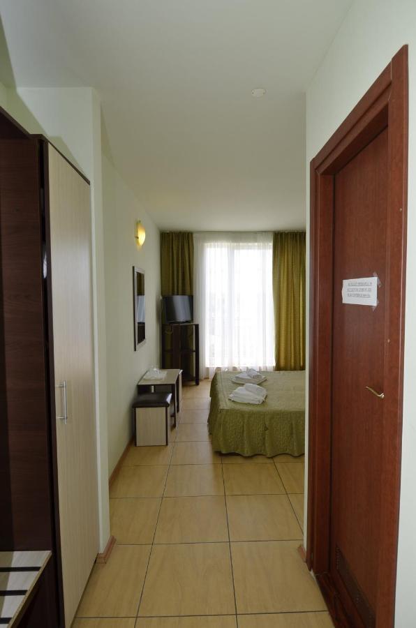 Hotel Intim コスティネシュティ エクステリア 写真