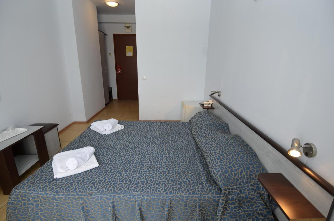 Hotel Intim コスティネシュティ エクステリア 写真