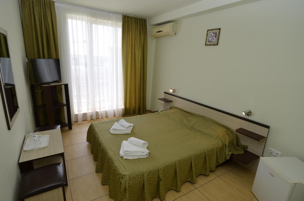 Hotel Intim コスティネシュティ エクステリア 写真