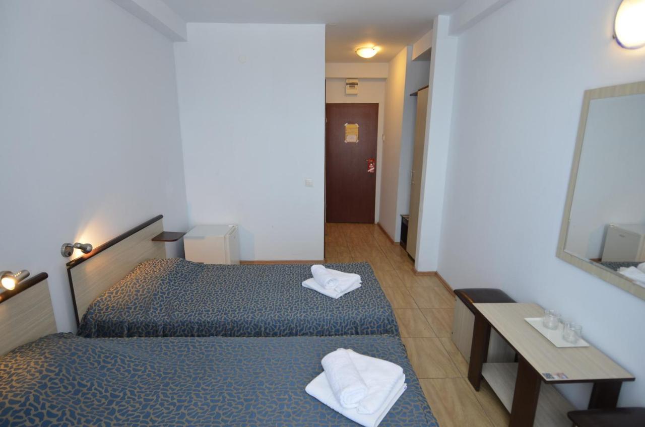 Hotel Intim コスティネシュティ エクステリア 写真